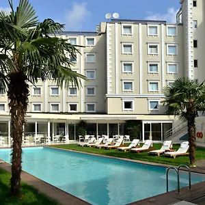 By Ihg מלון